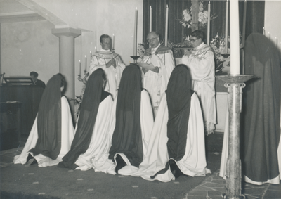 879210 Afbeelding van de wijding van vier 'nieuwe' Zusters Augustinessen in de kapel van het klooster de Stad Gods van ...